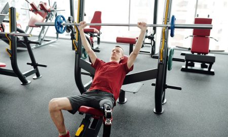 does bench press workout biceps